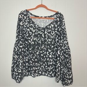 Saints & Hearts XXL Gray Leopard Print Shirt White Tunic Top Long Sleeve Sweater